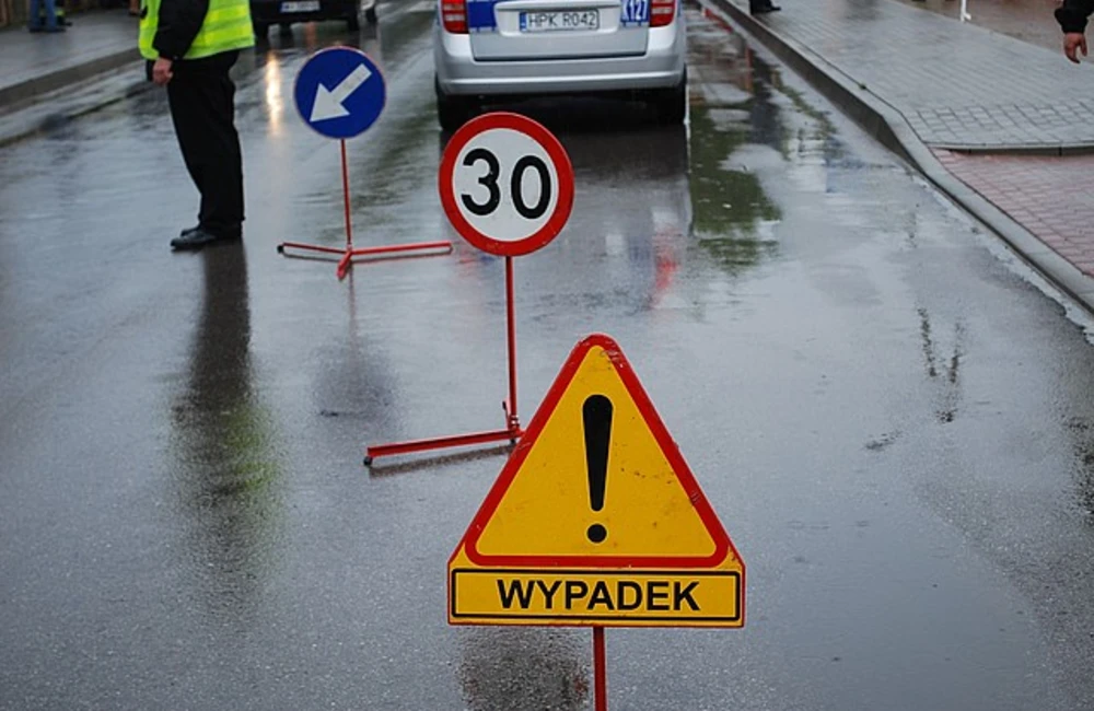 Wypadek drogowy. Osobówka zderzyła się z autobusem