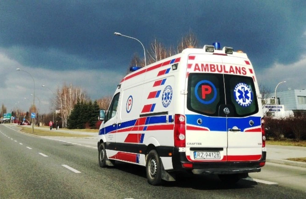 Autobus wjechał w drzewo