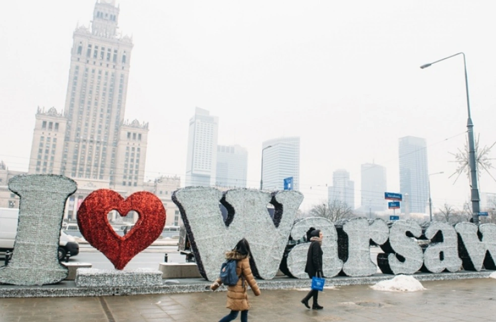 Zobacz iluminowany napis &#8222;I love Warsaw&#8221;