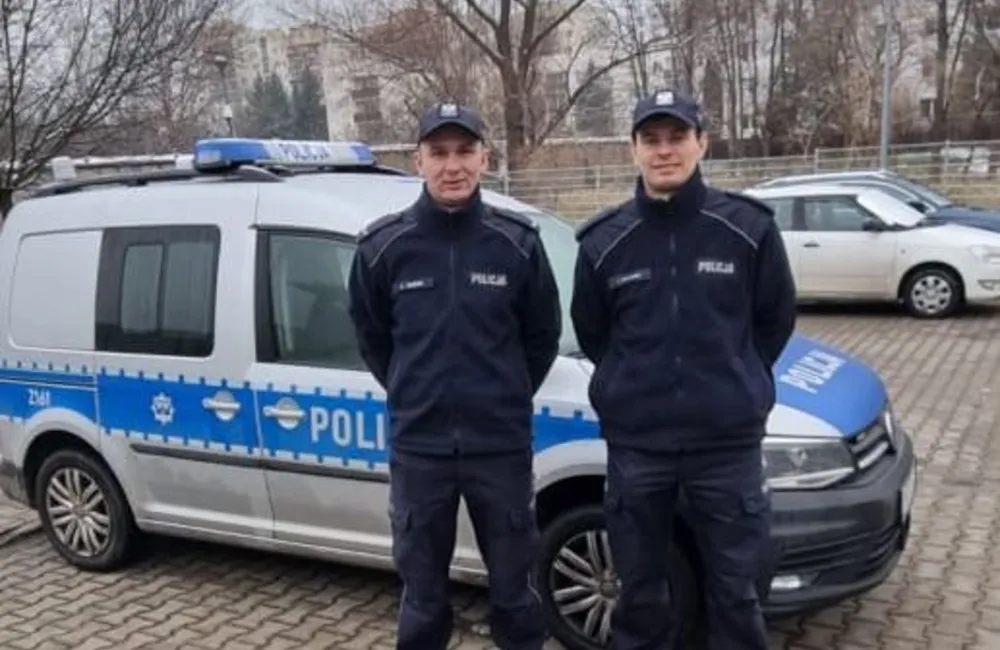 Policyjna eskorta auta z rodzącą kobietą