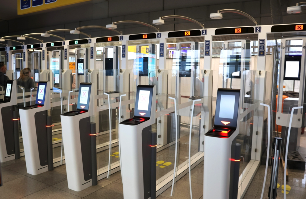 Nowoczesne bramki ABC na Lotnisku Chopina