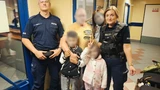 5-latka została sama na peronie Dworca Warszawa Zachodnia. Pomogła reakcja świadka i policjantów fot. Komenda Stołeczna Policji 