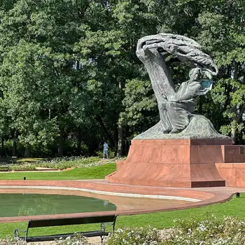 Pomnik Fryderyka Chopina w Łazienkach Królewskich