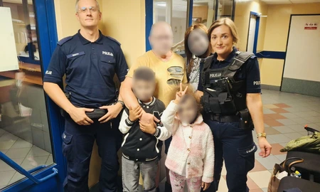 5-latka została sama na peronie Dworca Warszawa Zachodnia. Pomogła reakcja świadka i policjantów fot. Komenda Stołeczna Policji 