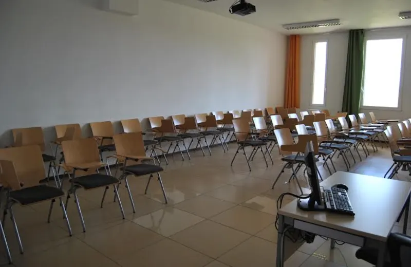 Sprzątacz okradł uczelnię