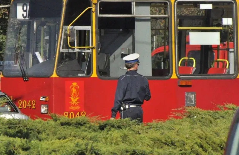 Potrącenie pieszej przez tramwaj. Wypadek na rondzie