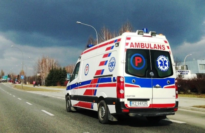 Autobus wjechał w drzewo