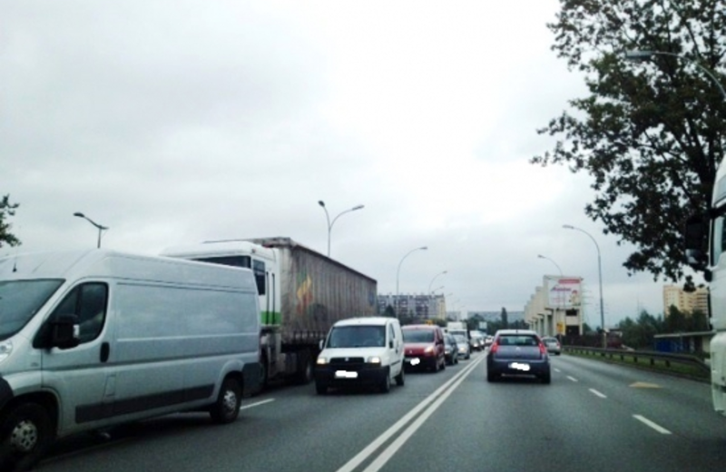 Poranne utrudnienia w ruchu drogowym. Kolizja i gigantyczny korek
