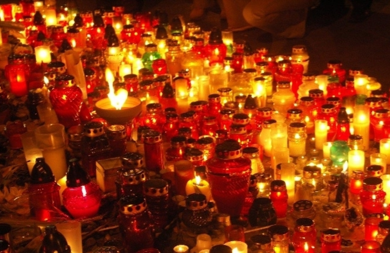 Ustawiono symboliczne znicze po zamachu w Berlinie