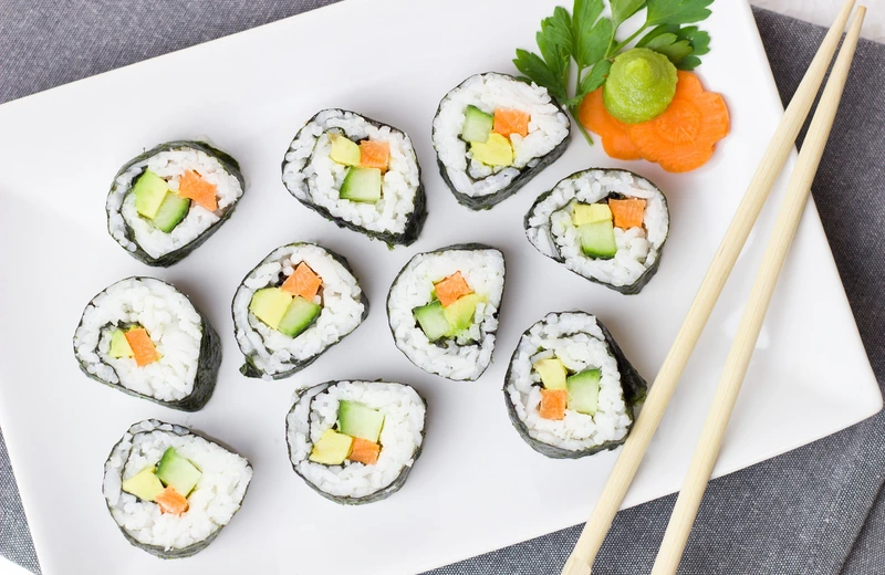 Jak przygotować samodzielnie sushi w domu? Krótka instrukcja