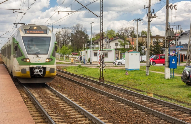 Trzy bezkolizyjne przejazdy przez tory kolejowe powstaną w Rembertowie i Wesołej