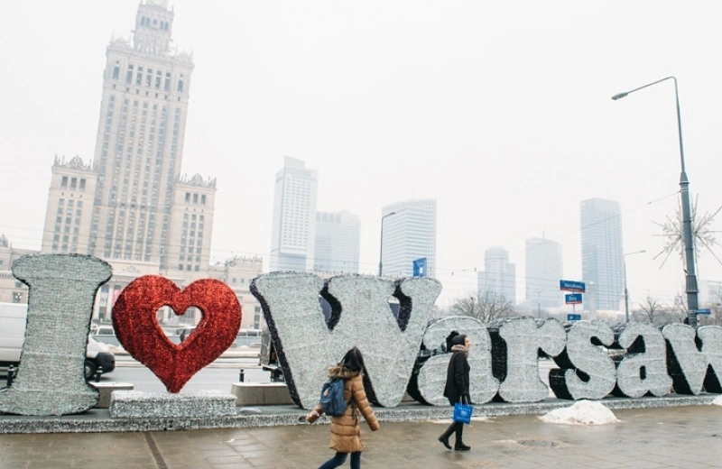Zobacz iluminowany napis &#8222;I love Warsaw&#8221;