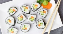 Jak przygotowa samodzielnie sushi w domu? Krtka instrukcja